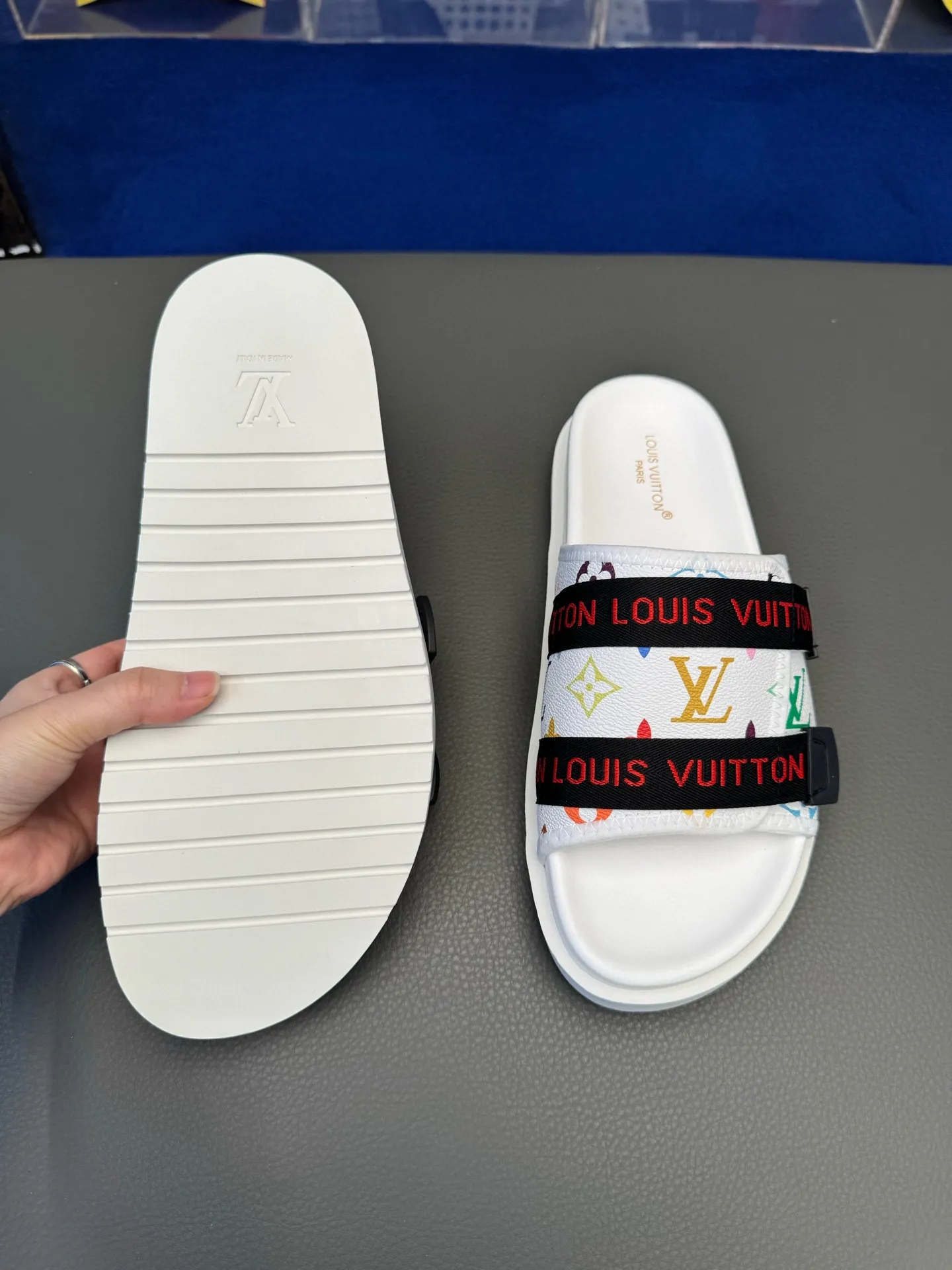 [L Home] P: 340💰Size: 38-45 Top purchasing lv men's summer slippers, classic presbyopia with soft real leather lining, unique color splicing effect, distinctive personality, fashionable and trendy essential style, light and comfortable. Lightweight and tough rubber insole, micro ridged foam outsole, super comfortable!